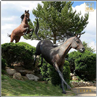 戶外草地銅馬擺放